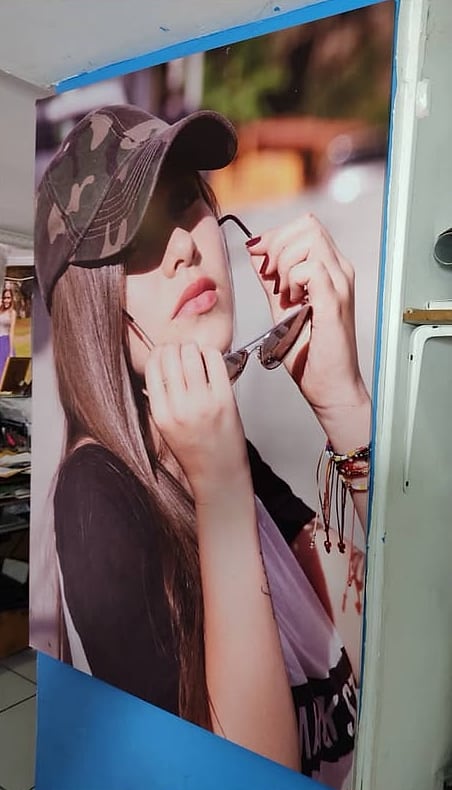 Cuadro de pared con el canto pintado de azul