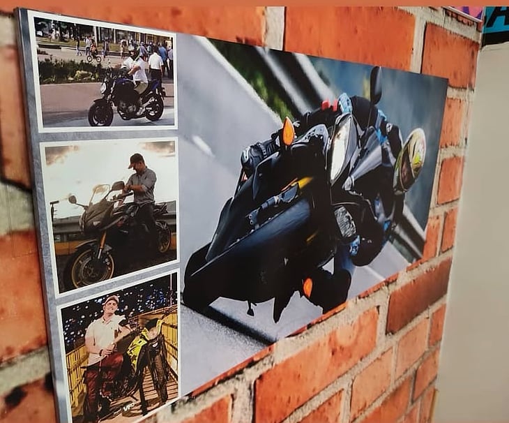 Cuadro Gerso de motos colgado en una pared de ladrillo